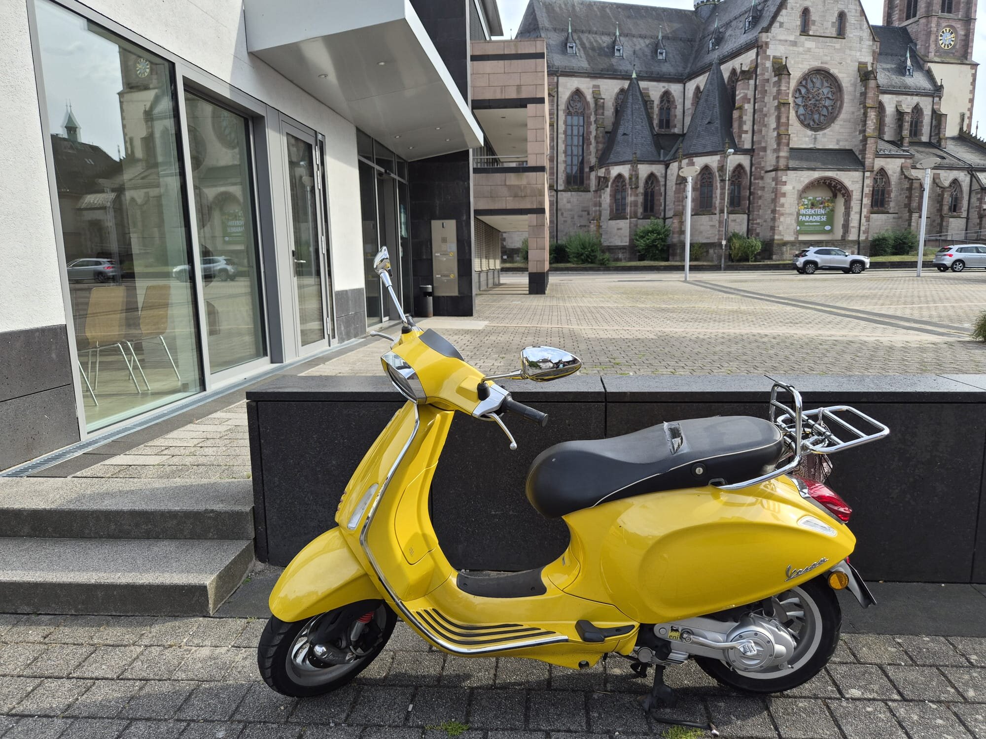 Gelbe Vespa