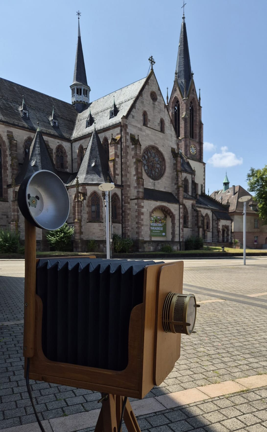 Großformatkamera von Bernd F. Oehmen vor der Stadtkirche