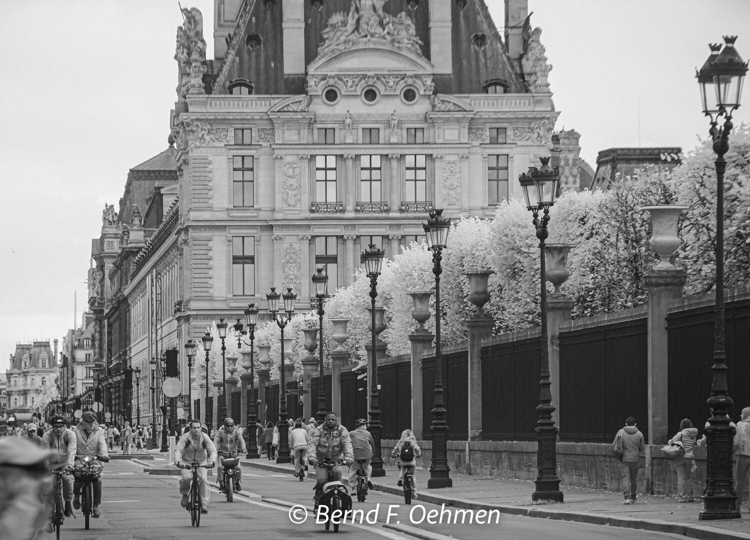 Vor dem Louvre